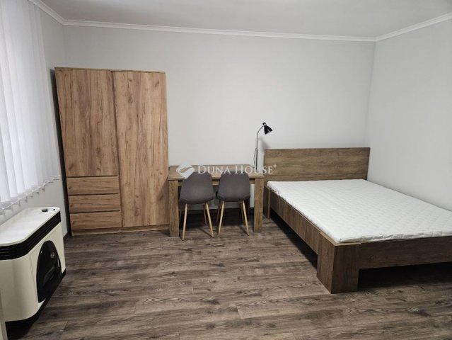 Kiadó téglalakás, albérlet, Pécsett 160 E Ft / hó, 1 szobás