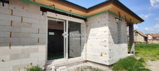 Eladó ikerház, Cegléden 60 M Ft, 4 szobás / költözzbe.hu