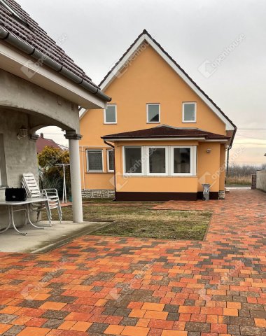 Eladó családi ház, Siófokon 109.9 M Ft, 6 szobás