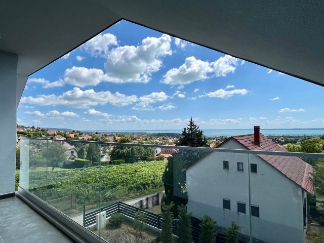 Eladó családi ház, Balatonfüreden 295 M Ft, 8 szobás
