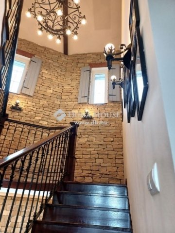 Eladó családi ház, Piliscsabán 339.9 M Ft, 6 szobás