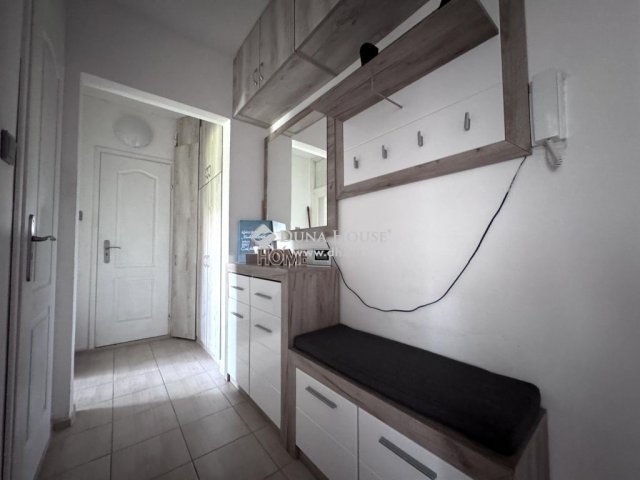 Eladó panellakás, Pécsett 39.99 M Ft, 3 szobás