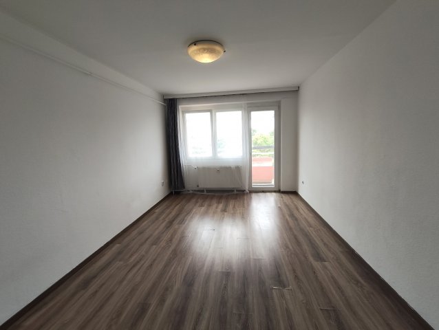 Eladó panellakás, Komáromban 53 M Ft, 3 szobás