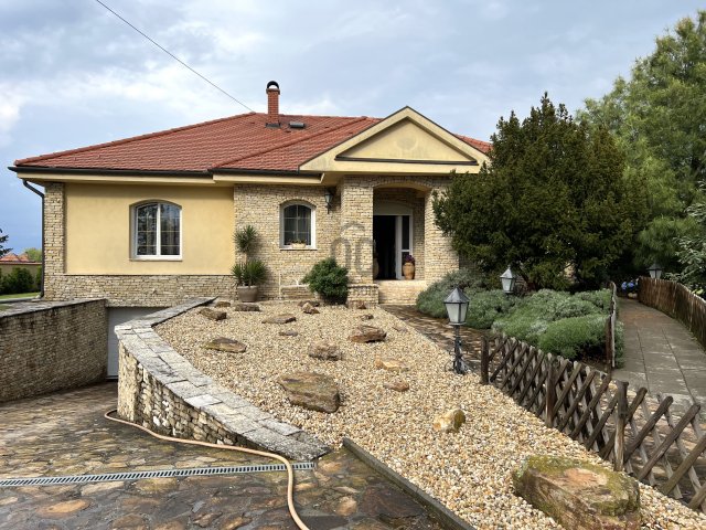 Eladó családi ház, Turán 218 M Ft, 5 szobás