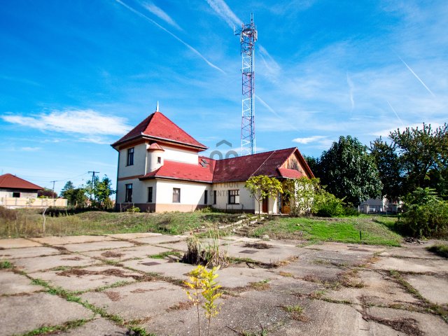 Eladó családi ház, Soltvadkerten 89.9 M Ft, 8 szobás