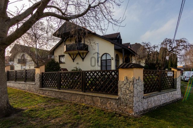 Eladó családi ház, Siófokon 248.9 M Ft, 10 szobás