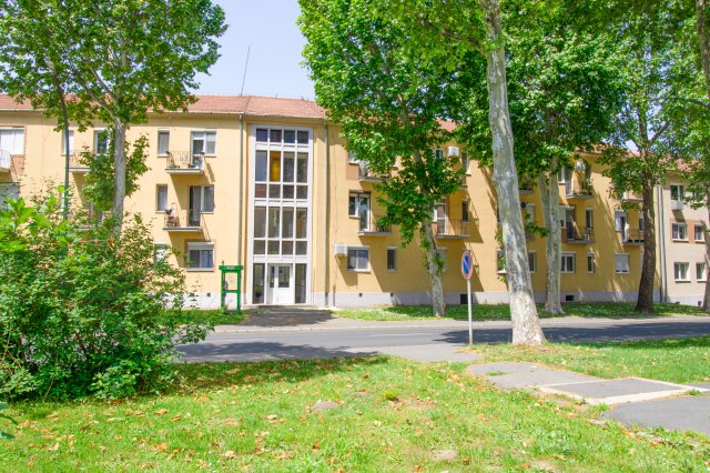 Eladó téglalakás, Ajkán, Móra Ferenc utcában 22.2 M Ft
