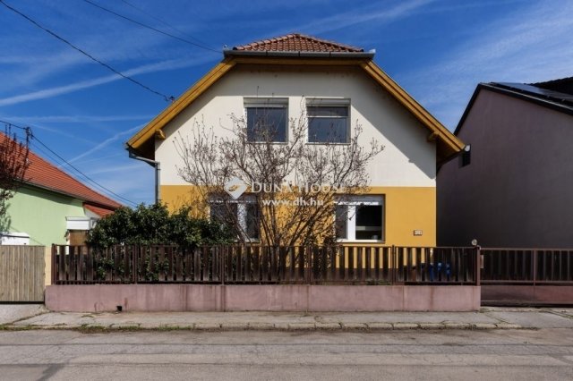 Eladó családi ház, Pécsett 129 M Ft, 7 szobás
