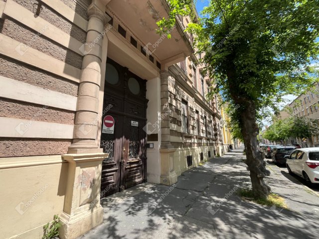 Eladó téglalakás, Szombathelyen 32 M Ft, 6 szobás