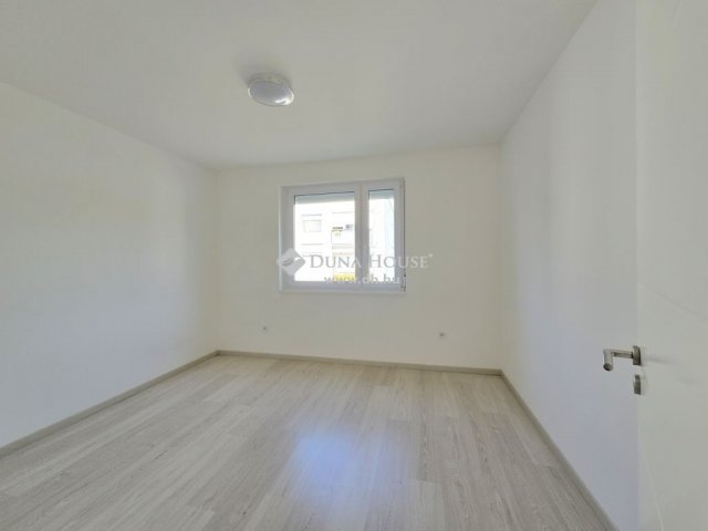 Kiadó téglalakás, albérlet, Pécsett 250 E Ft / hó, 3 szobás