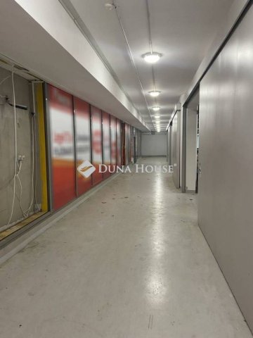 Kiadó üzlethelyiség, Tatabányán, Fő téren 1500 E Ft / hó