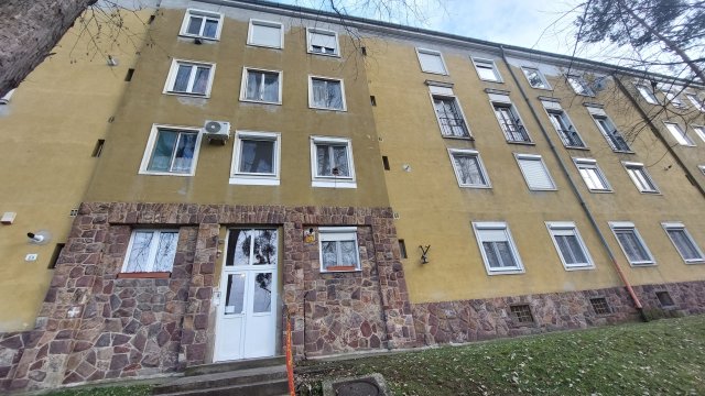 Eladó téglalakás, Komlón, Zrínyi Miklós utcában 11.5 M Ft