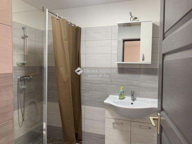 Eladó családi ház, Vecsésen 350 M Ft, 1 szobás