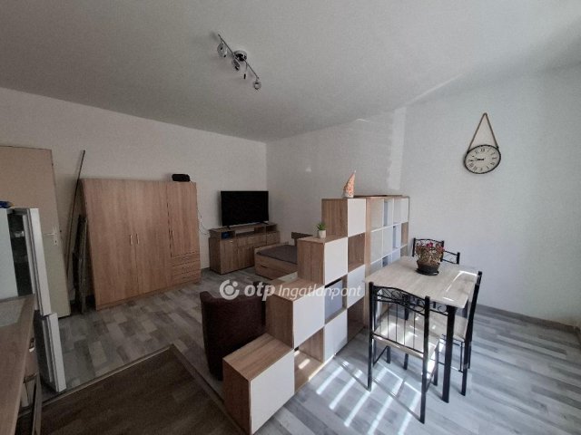 Eladó téglalakás, Verpeléten 16.99 M Ft, 1+1 szobás