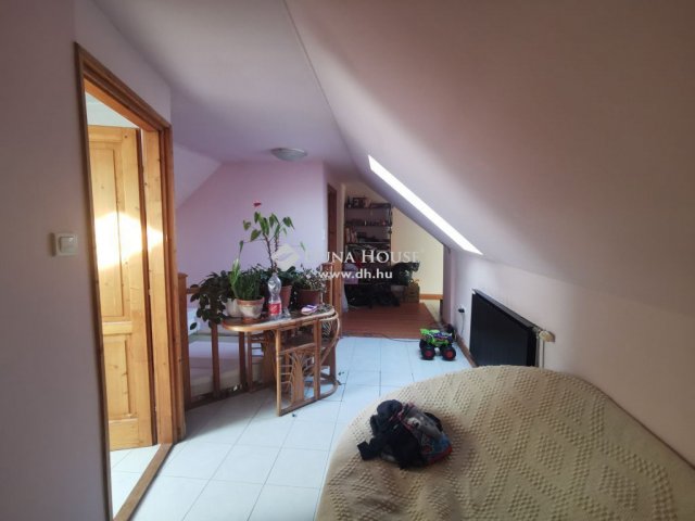 Eladó családi ház, Dunaszentmiklóson 60 M Ft, 6 szobás