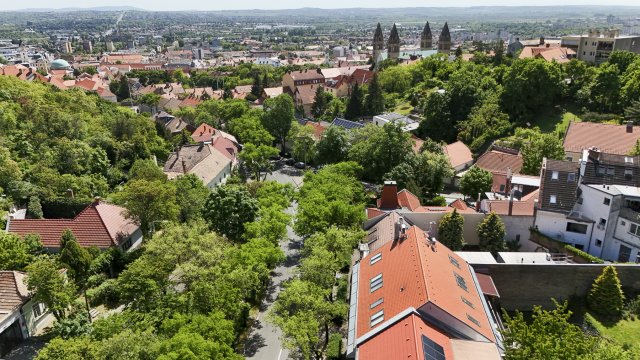 Eladó családi ház, Pécsett 290 M Ft, 6 szobás