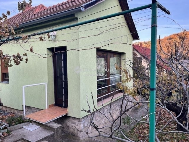 Eladó családi ház, Pécsett 81.5 M Ft, 2 szobás