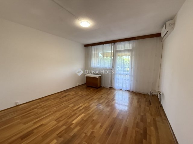 Eladó panellakás, Pécsett 44.9 M Ft, 3 szobás