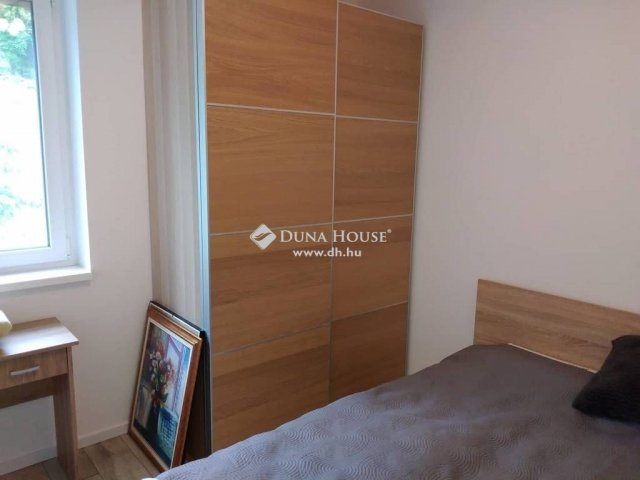 Kiadó téglalakás, albérlet, Pécsett 260 E Ft / hó, 3 szobás