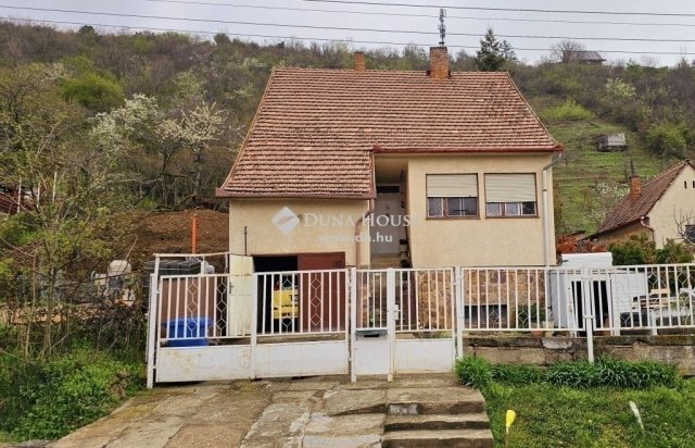 Eladó családi ház, Pécsett 59.5 M Ft, 3 szobás