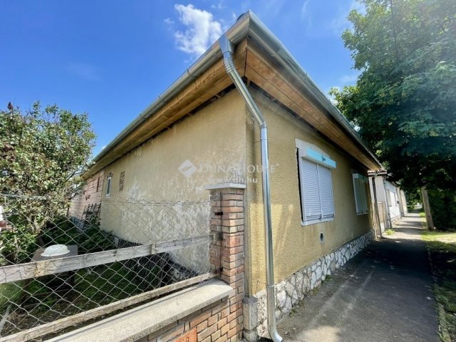 Eladó családi ház, Dombóváron 60.5 M Ft, 5 szobás