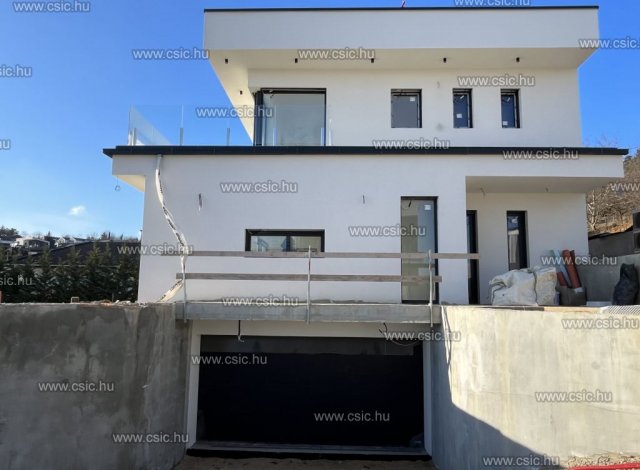 Eladó családi ház, Budapesten, III. kerületben 315 M Ft
