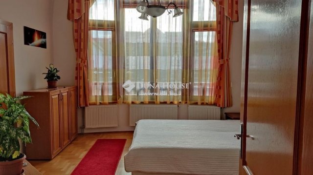 Eladó családi ház, Esztergomban 219 M Ft, 4 szobás