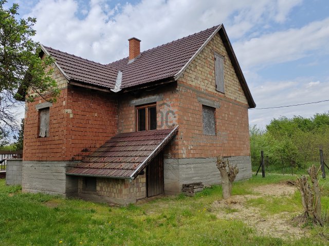 Eladó családi ház, Csemőn 19.5 M Ft, 2 szobás