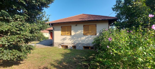 Eladó családi ház, Komáromban 135 M Ft, 6 szobás