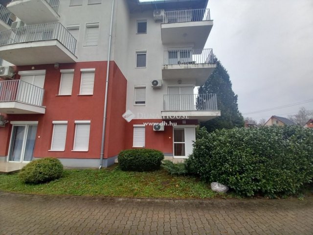 Eladó téglalakás, Dombóváron 24.9 M Ft, 2 szobás