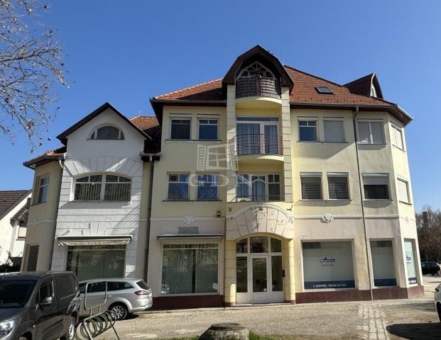 Eladó téglalakás, Baján 34 M Ft, 2+1 szobás