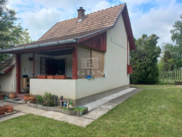 Eladó nyaraló, Kunpeszéren 9.3 M Ft, 2 szobás