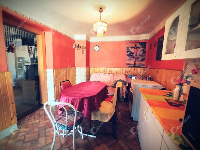 Eladó családi ház, Lábatlanon 44 M Ft, 5 szobás