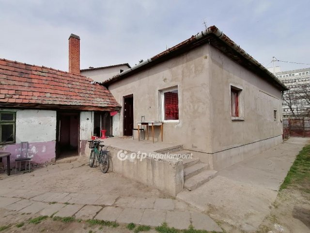Eladó családi ház, Szolnokon 26.5 M Ft, 2+1 szobás