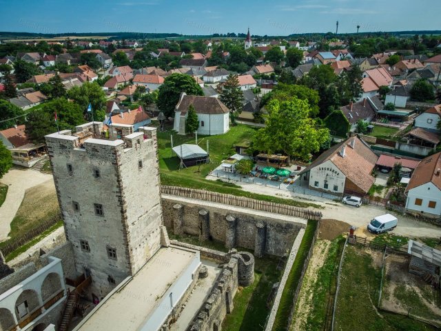 Eladó üzlethelyiség, Nagyvázsonyon 119.9 M Ft