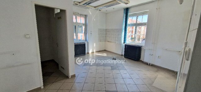 Eladó téglalakás, Győrött 45.5 M Ft, 2 szobás