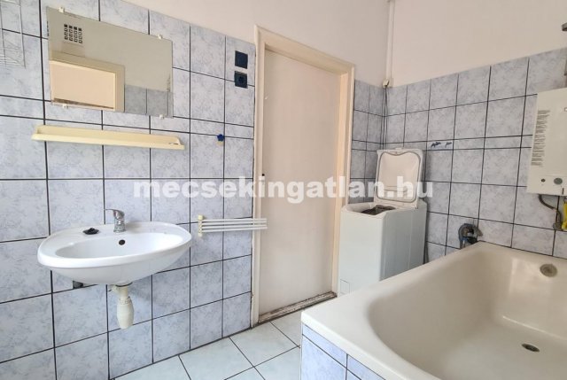 Kiadó téglalakás, albérlet, Pécsett 150 E Ft / hó, 1 szobás