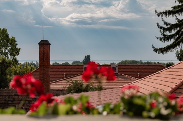 Eladó családi ház, Balatonalmádiban 289 M Ft, 13 szobás