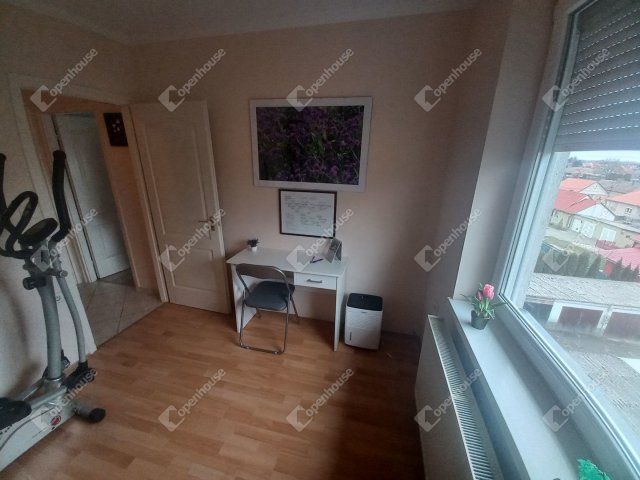 Eladó téglalakás, Dombóváron 35.9 M Ft, 3 szobás