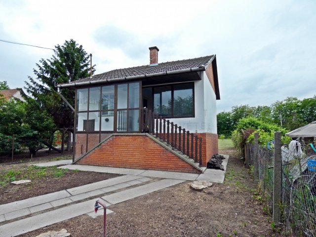 Eladó családi ház, Szatymazon 26.7 M Ft, 3 szobás