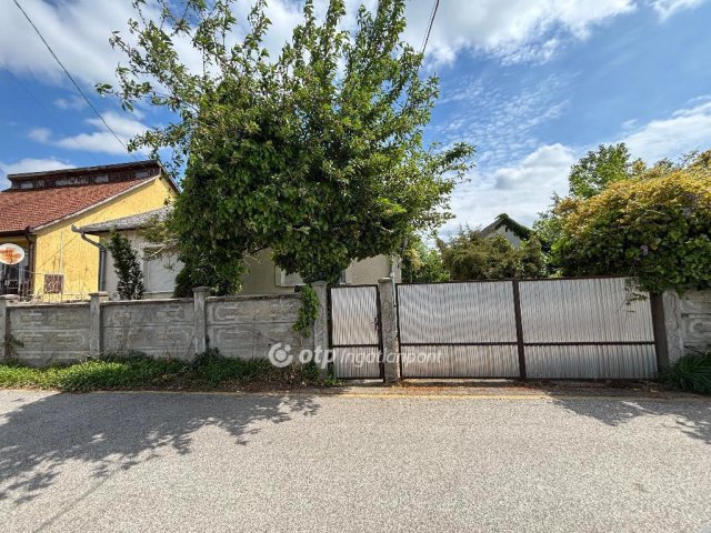 Eladó családi ház, Dögén 20.5 M Ft, 4 szobás