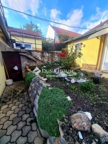 Eladó családi ház, Pécsett 63 M Ft, 4 szobás
