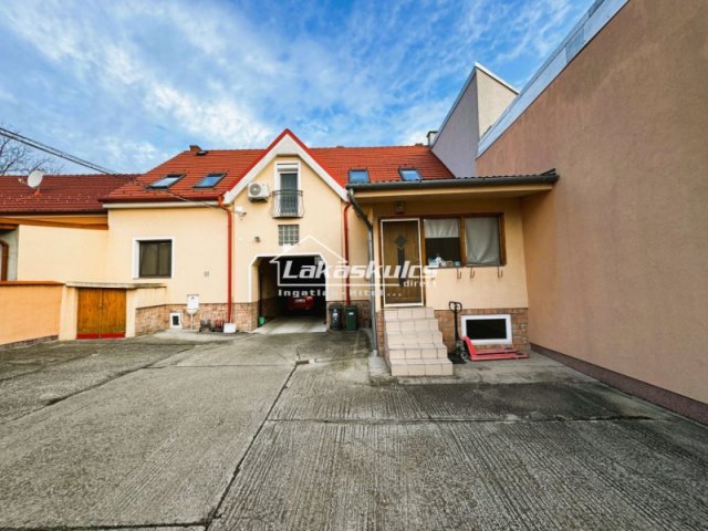 Eladó családi ház, Sopronban 124.9 M Ft, 6 szobás