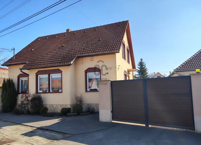 Eladó családi ház, Cegléden 94.9 M Ft, 5 szobás