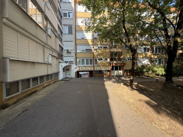 Eladó téglalakás, Pécsett 42.9 M Ft, 3 szobás