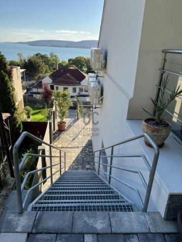 Eladó családi ház, Balatonfűzfőn 295 M Ft, 8 szobás