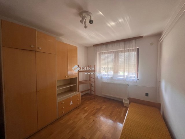 Eladó családi ház, Pécsett 73 M Ft, 6 szobás