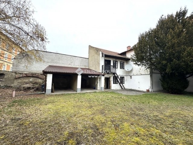 Eladó családi ház, Egerben 218 M Ft, 8 szobás