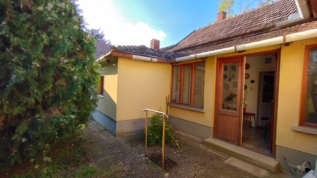 Eladó családi ház, Fegyverneken 15.9 M Ft, 2 szobás
