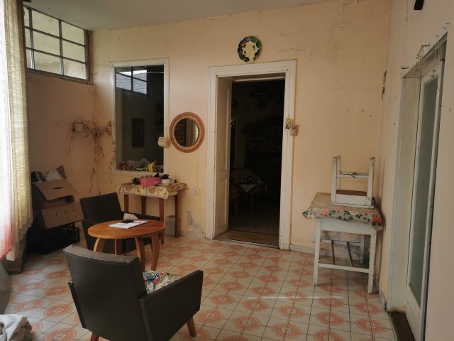 Eladó családi ház, Tatán, Komáromi utcában 65 M Ft, 6 szobás